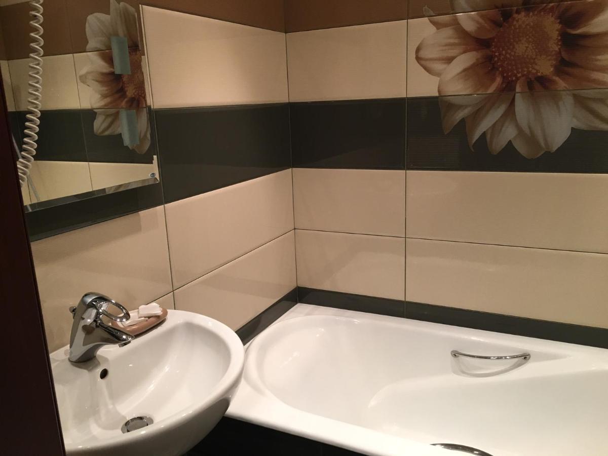 Druzhba Hotel And Restaurant 카리프 외부 사진